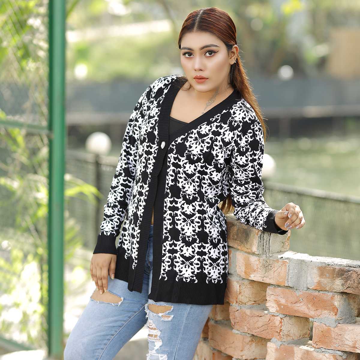 Women’s Black & White Printed Knit Cardigan